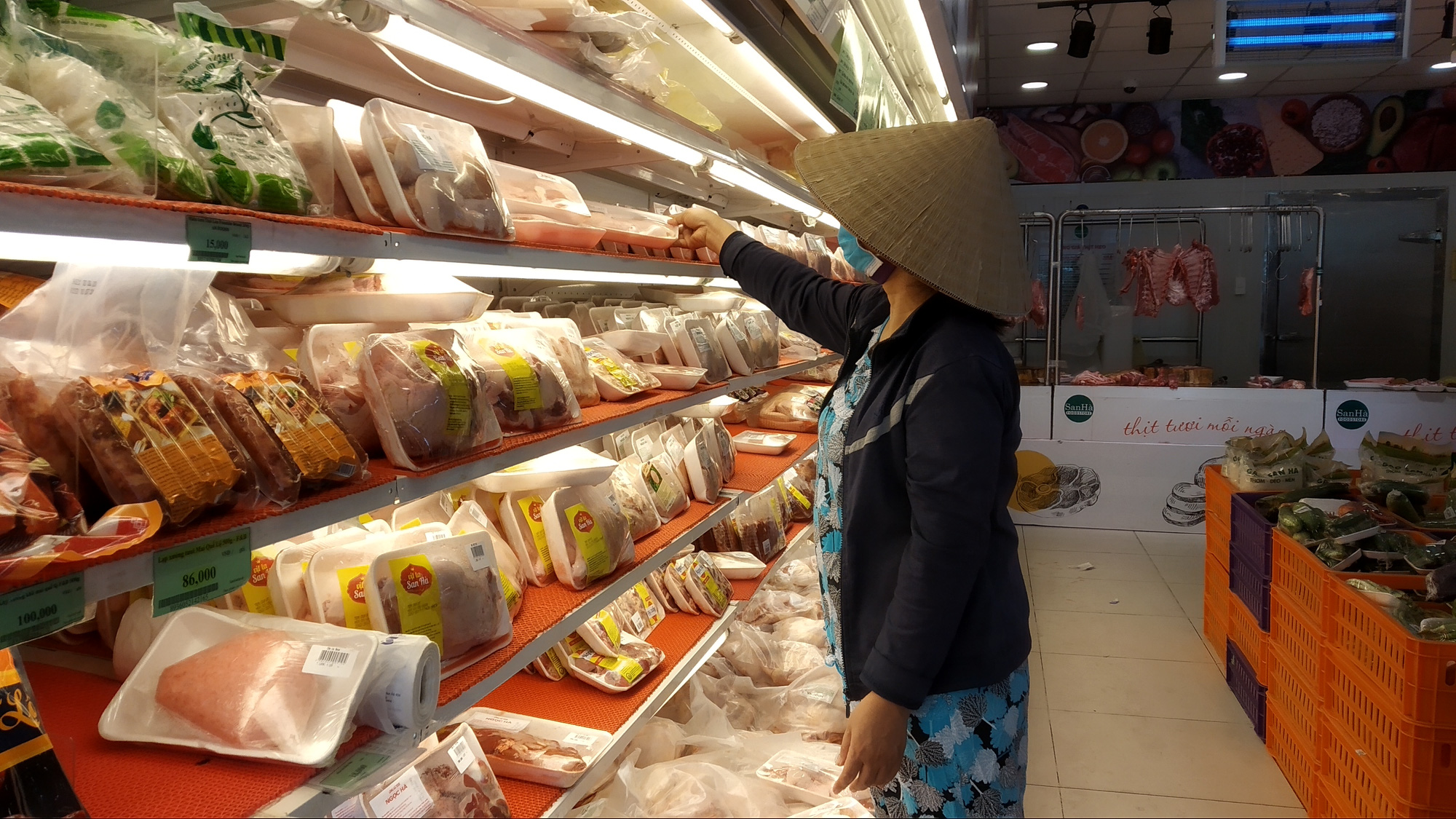 Chợ, siêu thị ở TP HCM đông vui trong 2 ngày nghỉ lễ nhờ giảm giá - Ảnh 2.