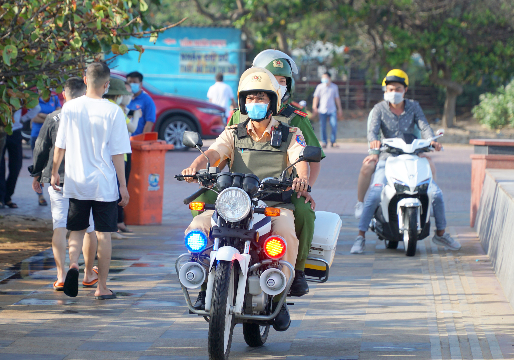 Chưa bao giờ vào kỳ nghỉ lễ, biển Vũng Tàu không một bóng người - Ảnh 10.