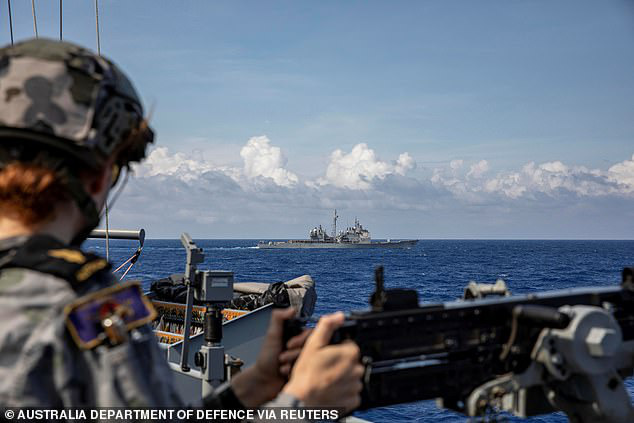 Cận cảnh các tàu chiến Mỹ thách thức Trung Quốc ở biển Đông - Ảnh 3.