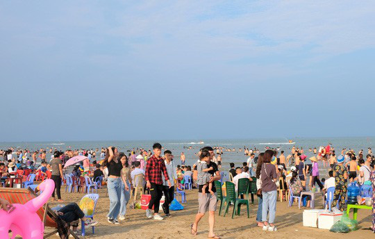 Hàng vạn du khách đổ về Đồ Sơn, Sầm Sơn trong 2 ngày đầu nghỉ lễ - Ảnh 13.