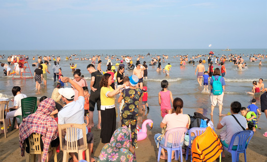 Hàng vạn du khách đổ về Đồ Sơn, Sầm Sơn trong 2 ngày đầu nghỉ lễ - Ảnh 15.