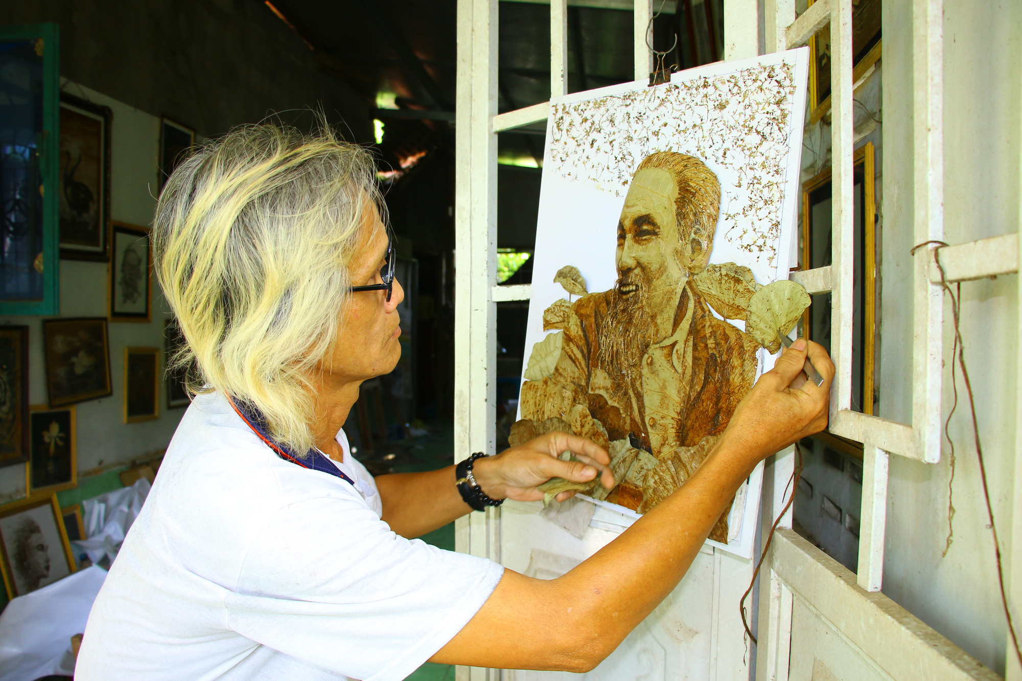 Nghệ nhân Đồng Tháp tiết lộ bí quyết sáng tác tranh Bác Hồ từ lá sen - Ảnh 4.