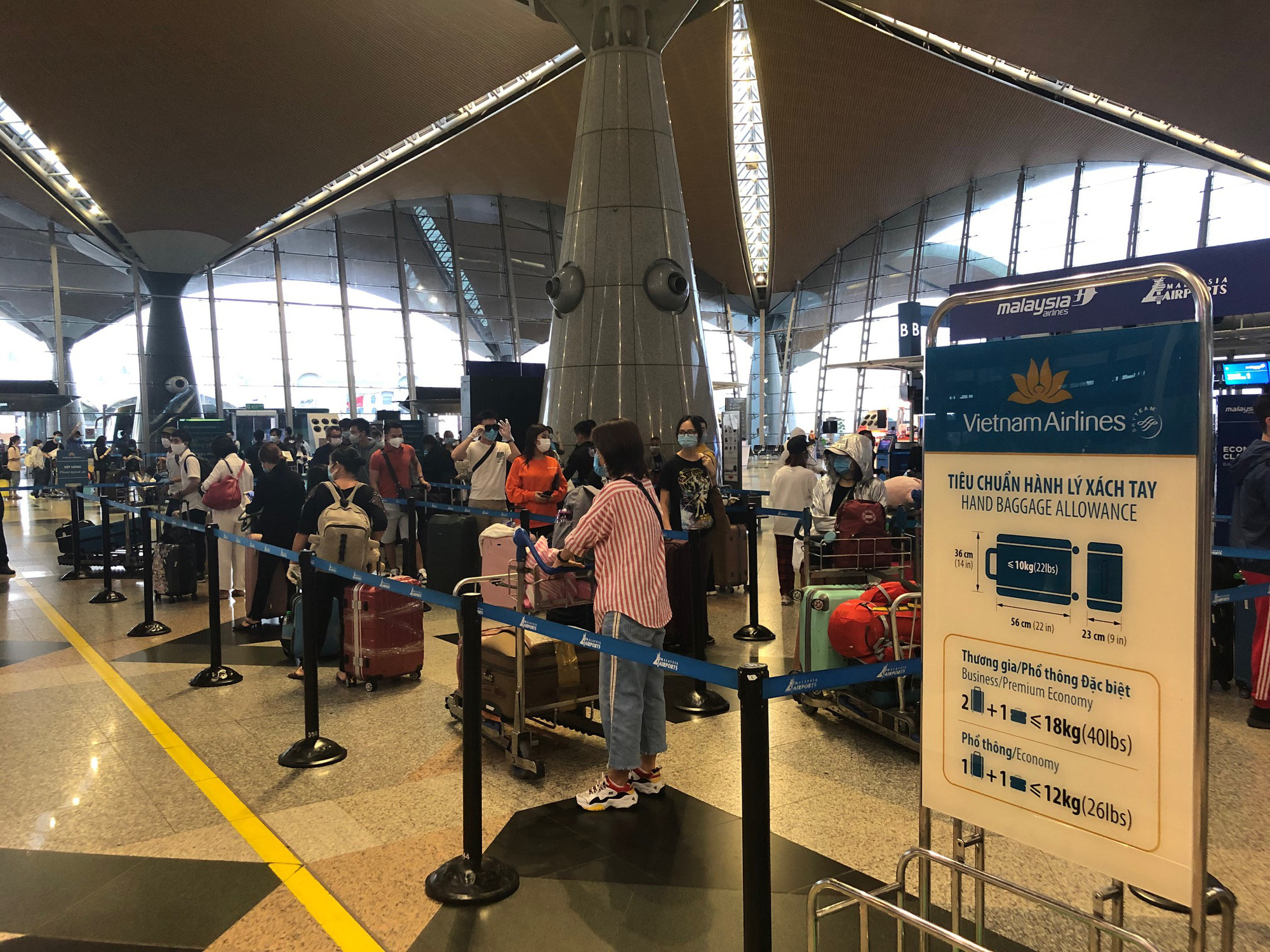 Hơn 270 công dân Việt Nam từ Malaysia về sân bay Đà Nẵng - Ảnh 4.