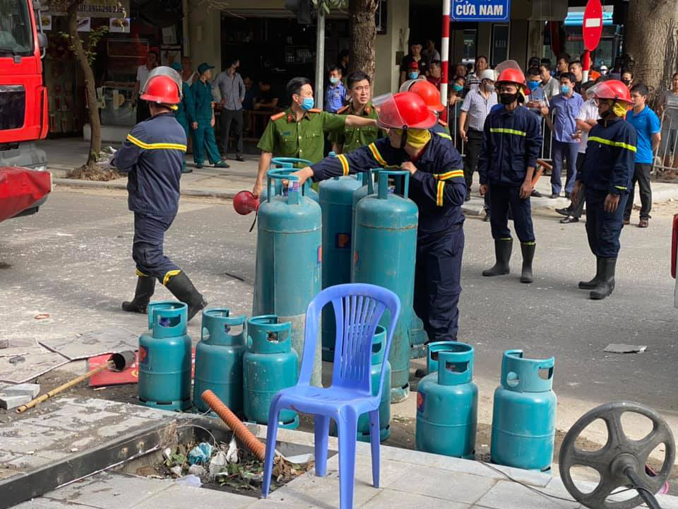 Nổ bình gas tại nhà hàng gà rán Bonchon, nhiều người bị thương - Ảnh 3.