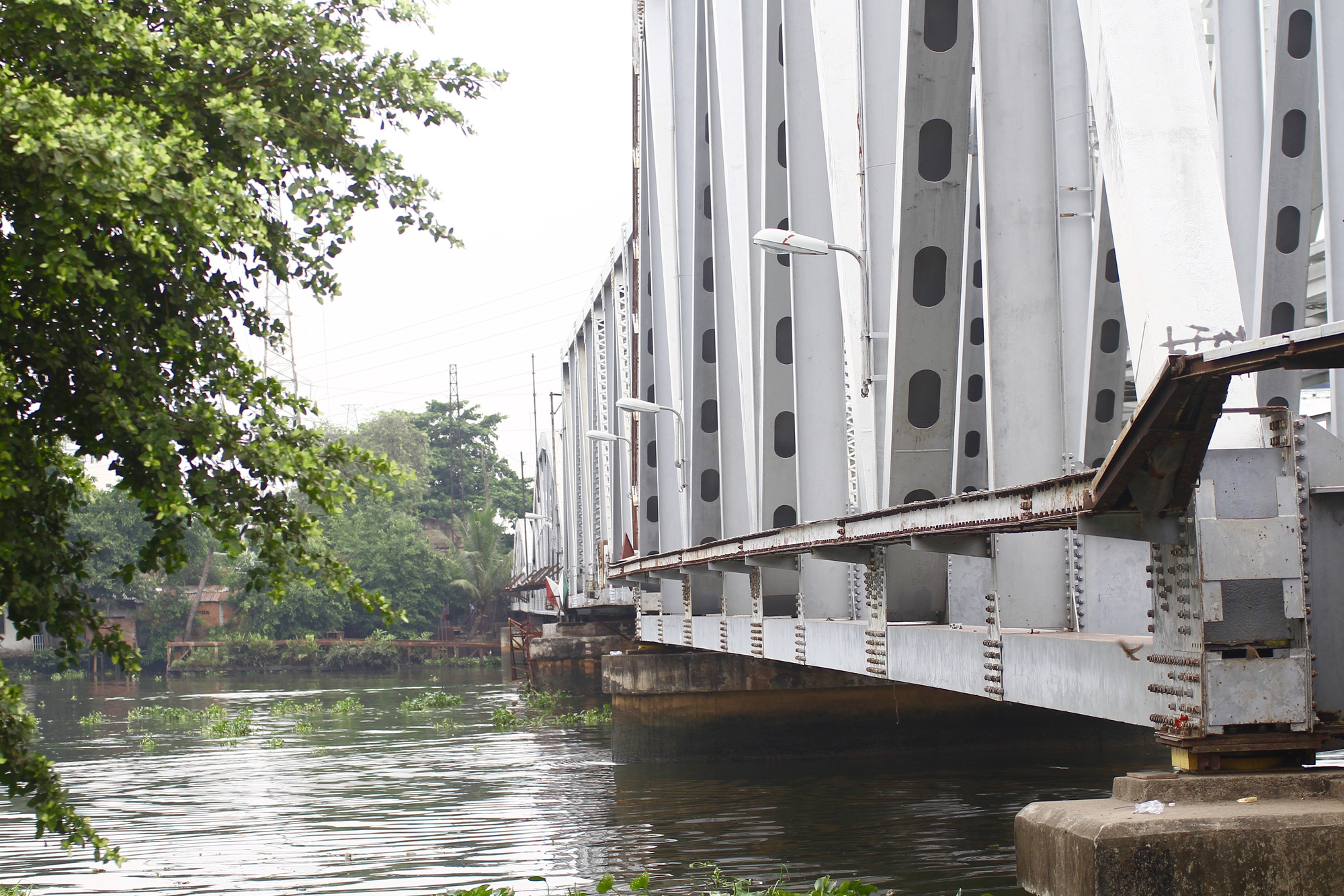 Những nhát búa đầu tiên tháo dỡ cầu trăm tuổi bắc qua sông Sài Gòn - Ảnh 5.