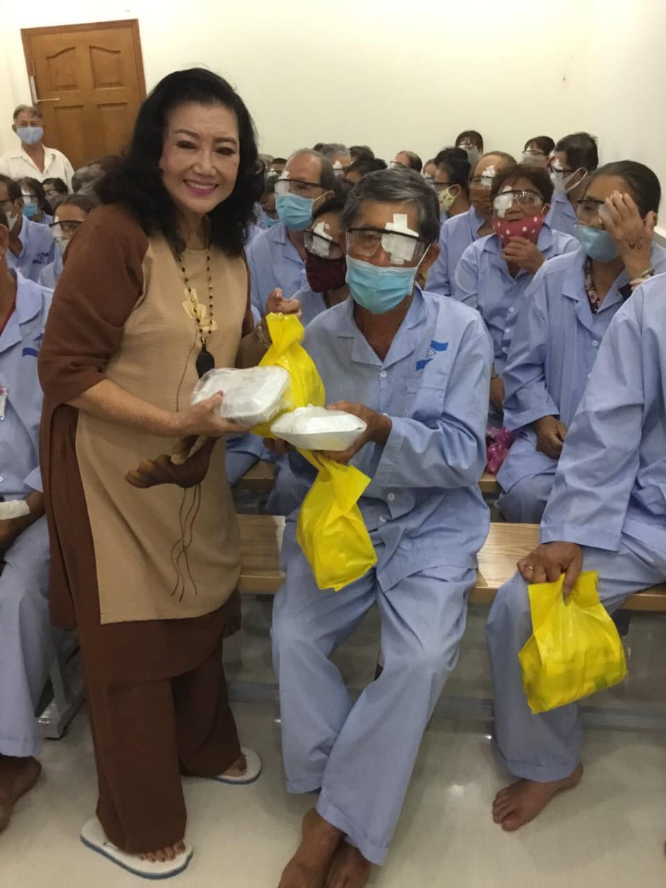 NSND Kim Cương vận động mổ mắt nhân đạo, tặng thùng đựng nước cho người nghèo - Ảnh 2. NSND Kim Cương vận động mổ mắt nhân đạo, tặng thùng đựng nước cho người nghèo - Ảnh 2.