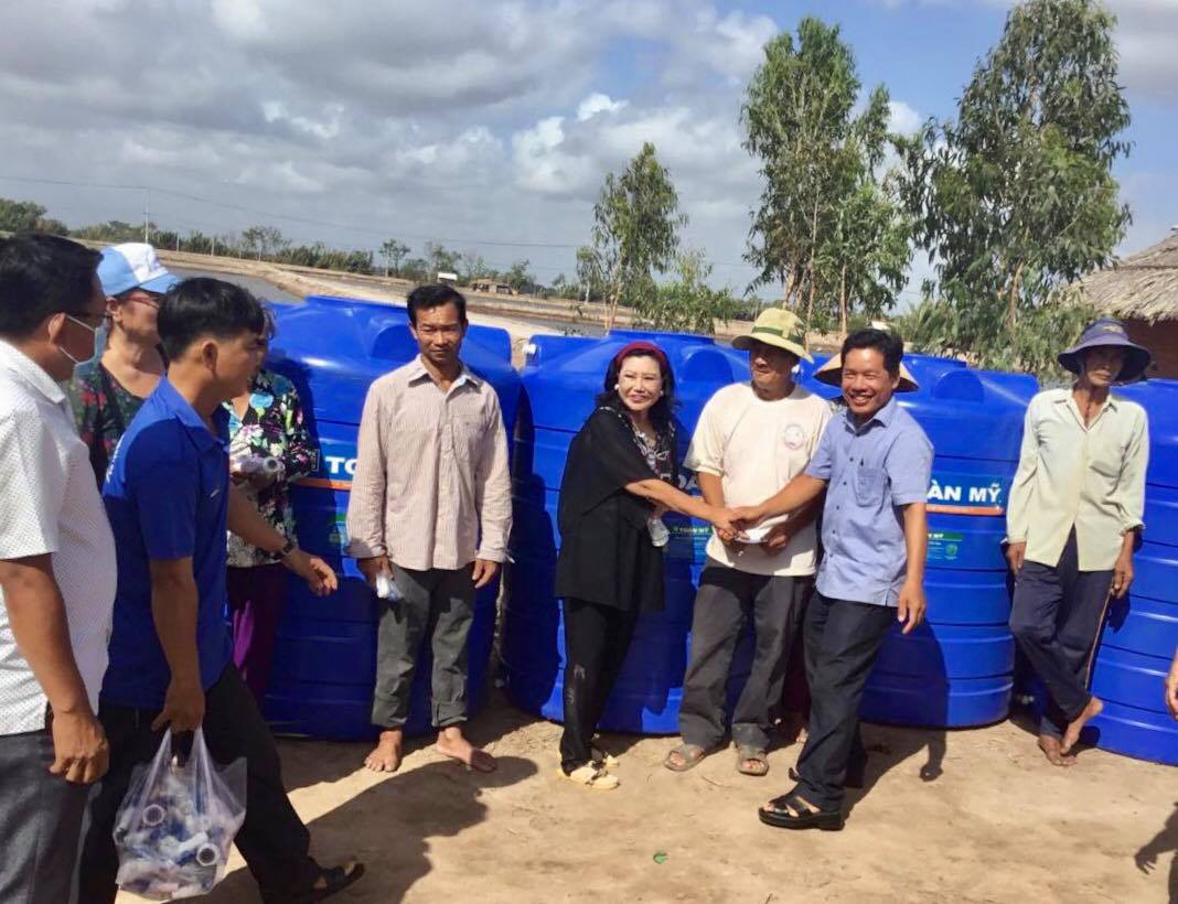 NSND Kim Cương vận động mổ mắt nhân đạo, tặng thùng đựng nước cho người nghèo - Ảnh 3. NSND Kim Cương vận động mổ mắt nhân đạo, tặng thùng đựng nước cho người nghèo - Ảnh 3.