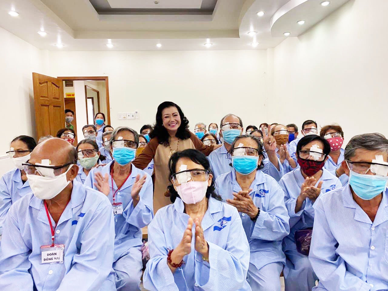 NSND Kim Cương vận động mổ mắt nhân đạo, tặng thùng đựng nước cho người nghèo - Ảnh 1. NSND Kim Cương vận động mổ mắt nhân đạo, tặng thùng đựng nước cho người nghèo - Ảnh 1.