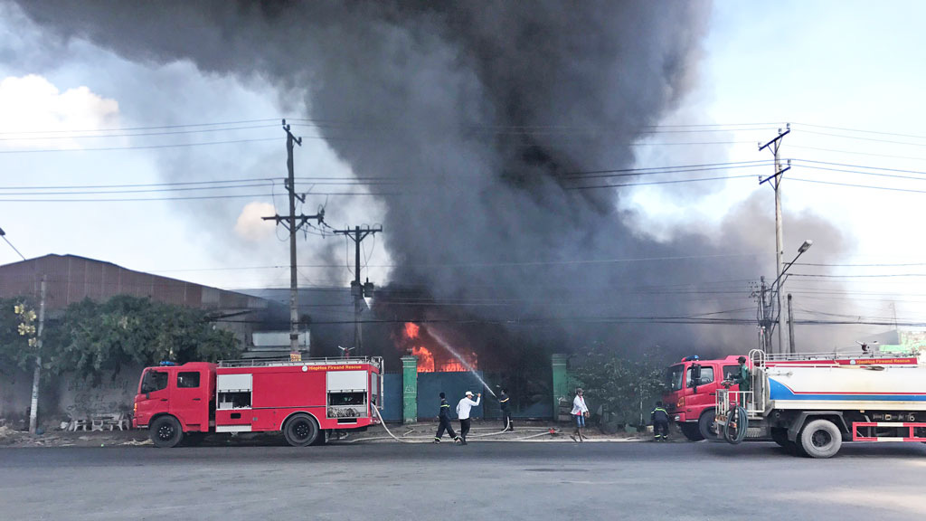 Cháy dữ dội ở huyện Cần Giuộc, tỉnh Long An, cột khói cao ngút - Ảnh 1.