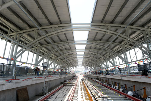 Chạy đua trên công trường metro số 1 - Ảnh 1.