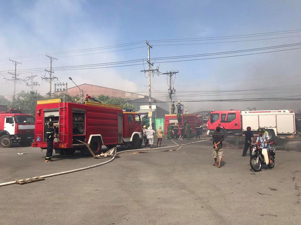 Cháy dữ dội ở huyện Cần Giuộc, tỉnh Long An, cột khói cao ngút - Ảnh 4.