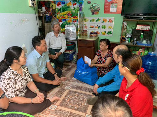 Thăm và tặng quà 2 gia đình cán bộ Công đoàn - Ảnh 1.