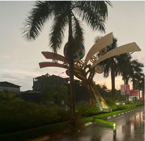 Hàng loạt cột đèn trang trí mới làm tại TP Vinh đổ gãy sau trận mưa  - Ảnh 3.