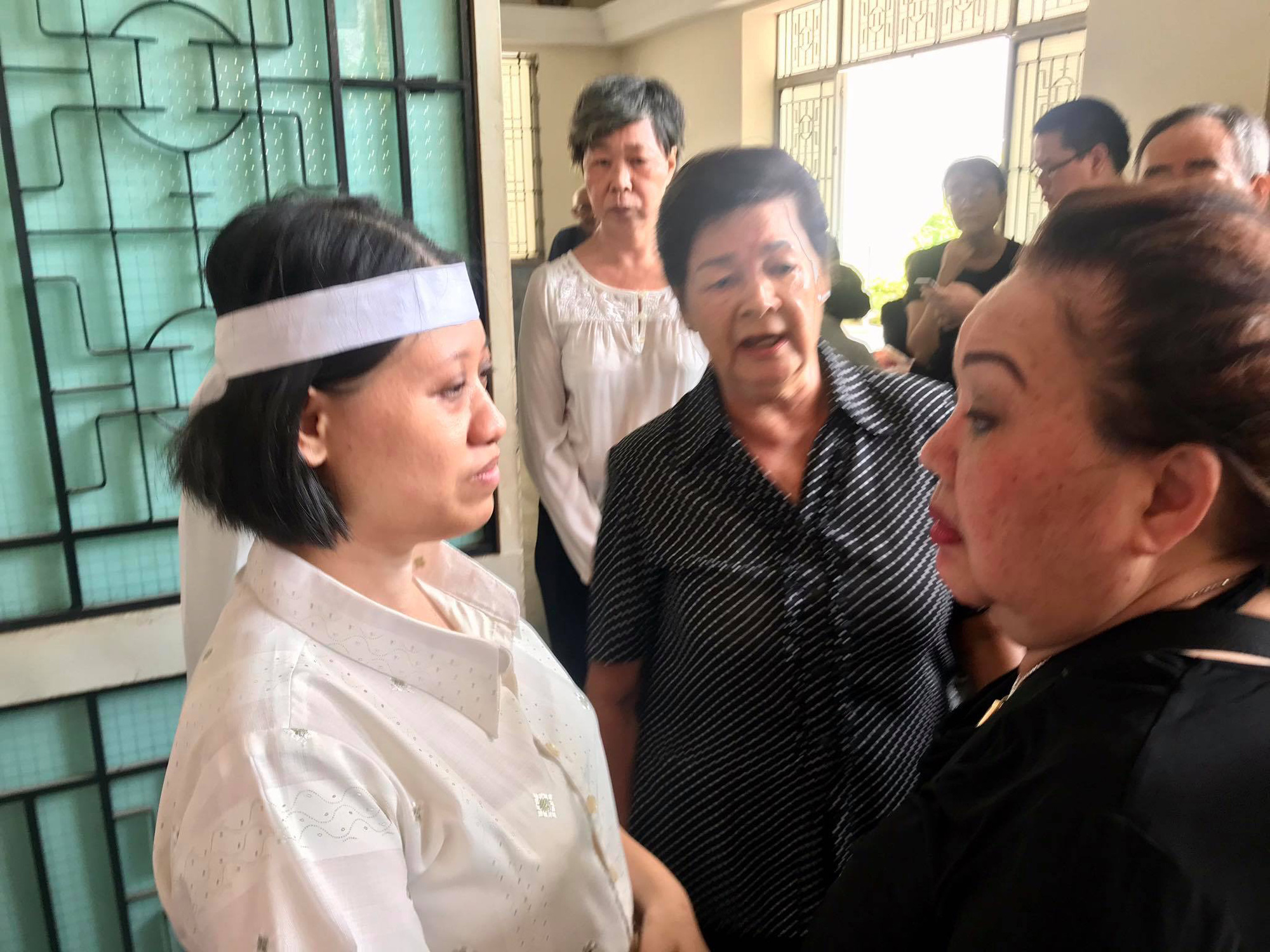 NSND Bạch Tuyết, Ngọc Giàu, Lệ Thủy... tiễn biệt Mẫn Đạt của Đời cô Lựu - Ảnh 3. NSND Bạch Tuyết, Ngọc Giàu, Lệ Thủy... tiễn biệt Mẫn Đạt của Đời cô Lựu - Ảnh 3.