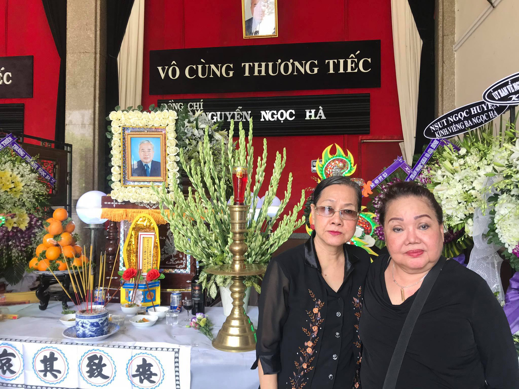 NSND Bạch Tuyết, Ngọc Giàu, Lệ Thủy... tiễn biệt Mẫn Đạt của Đời cô Lựu - Ảnh 9. NSND Bạch Tuyết, Ngọc Giàu, Lệ Thủy... tiễn biệt Mẫn Đạt của Đời cô Lựu - Ảnh 9.