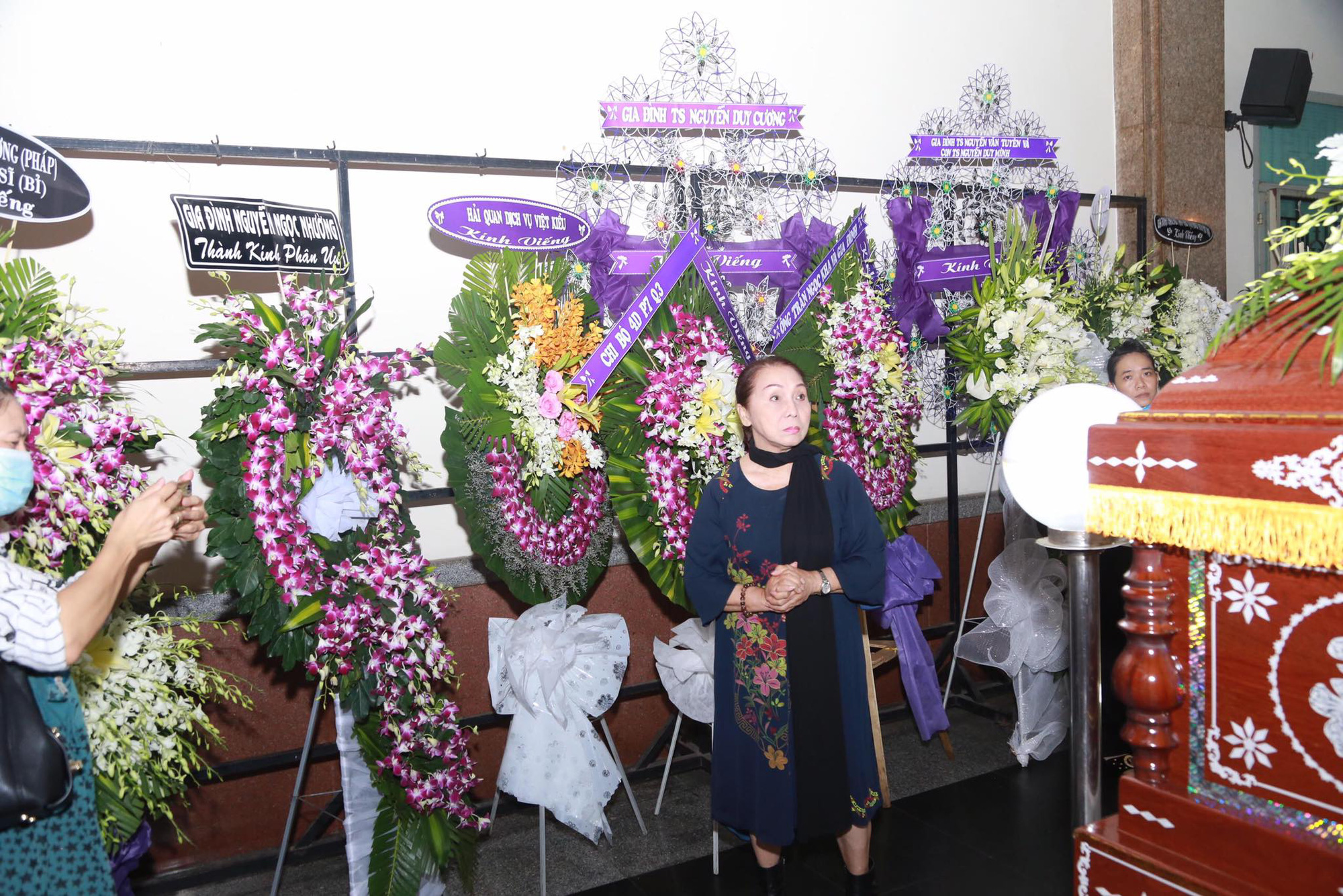 NSND Bạch Tuyết, Ngọc Giàu, Lệ Thủy... tiễn biệt Mẫn Đạt của Đời cô Lựu - Ảnh 4. NSND Bạch Tuyết, Ngọc Giàu, Lệ Thủy... tiễn biệt Mẫn Đạt của Đời cô Lựu - Ảnh 4.