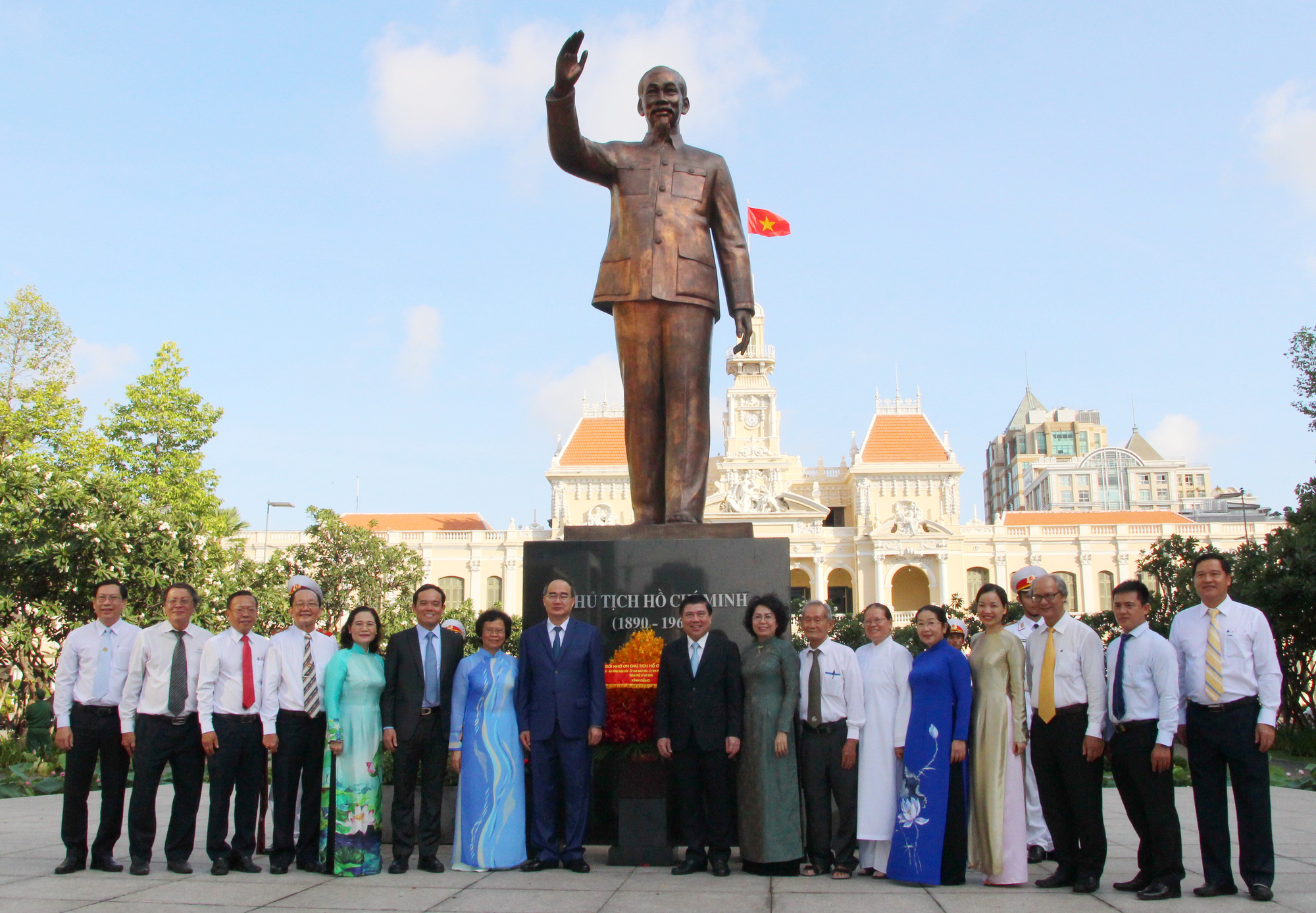 Lãnh đạo TP HCM dâng hoa, dâng hương Chủ tịch Hồ Chí Minh - Ảnh 3.
