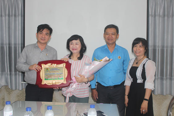 Động viên doanh nghiệp đồng hành với người lao động - Ảnh 1. Động viên doanh nghiệp đồng hành với người lao động - Ảnh 1.