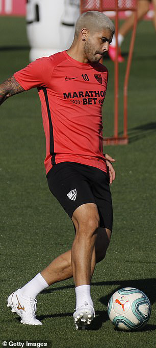 Cầu thủ CLB Sevilla đối mặt án phạt nặng vì tụ tập ăn nhậu - Ảnh 1.