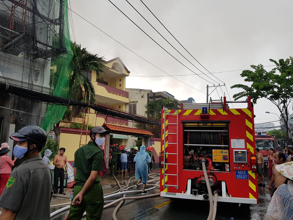 TP HCM: Cháy trên đường Tôn Đản - quận 4, khói bao trùm khu dân cư - Ảnh 3.