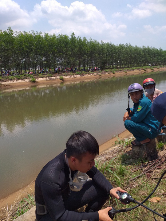 Đang câu cá, một thanh niên rơi xuống kênh mất tích - Ảnh 1.