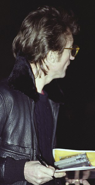 Đấu giá ảnh danh ca John Lennon ký album tặng kẻ sắp bắn mình - Ảnh 2.