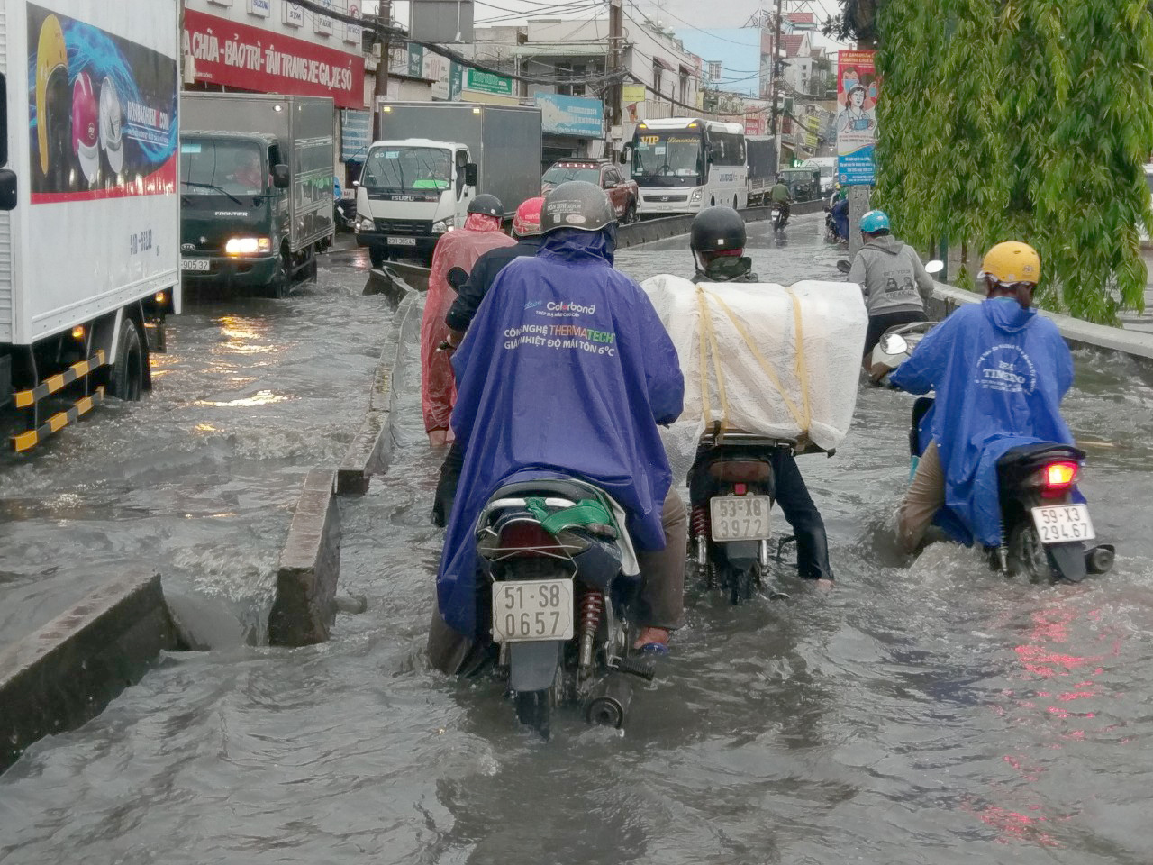 Nhiều khu vực ở TP HCM chìm trong mênh mông nước - Ảnh 5.