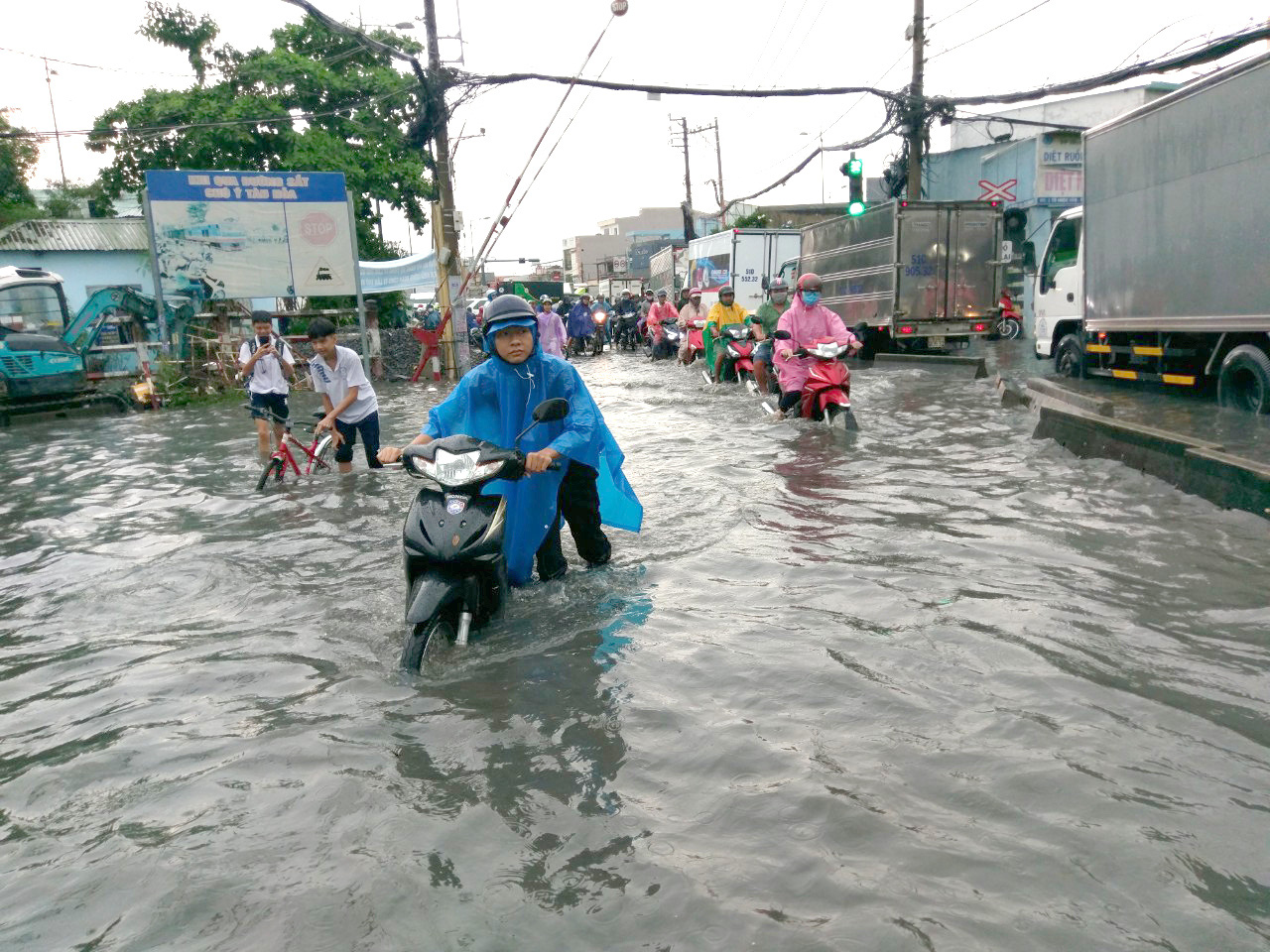 Nhiều khu vực ở TP HCM chìm trong mênh mông nước - Ảnh 1.