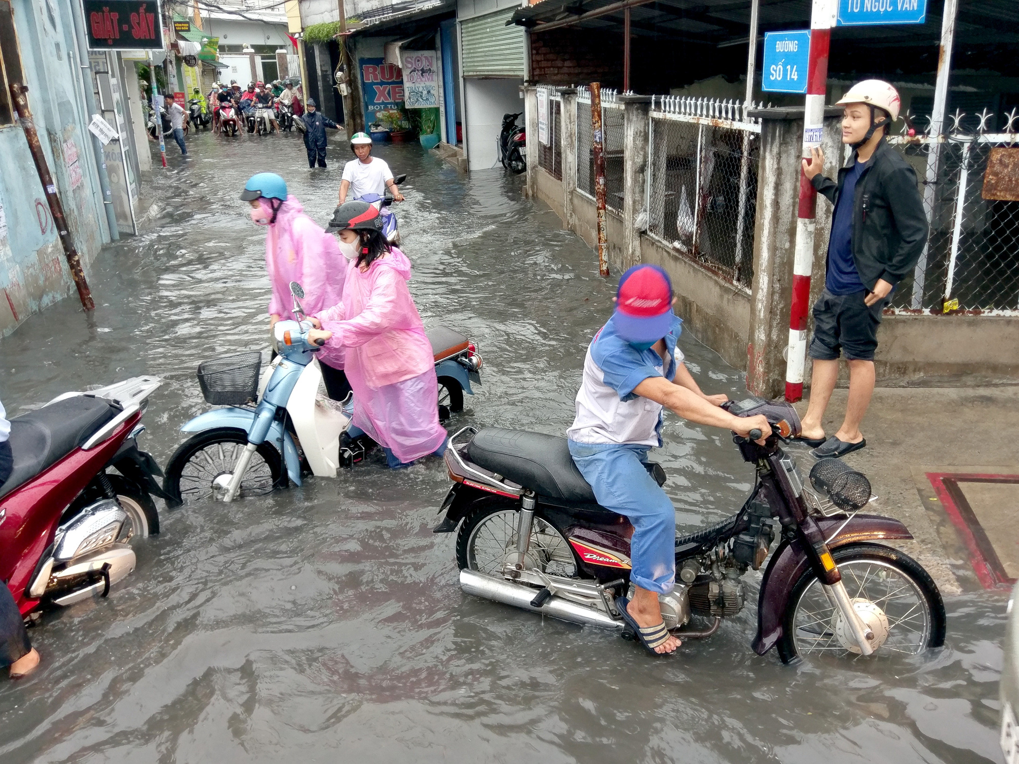 Nhiều khu vực ở TP HCM chìm trong mênh mông nước - Ảnh 4.