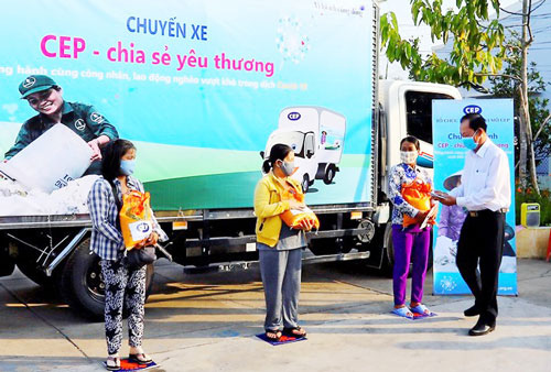 CEP Vĩnh Long: Trao gần 550 phần quà cho công nhân, lao động nghèo - Ảnh 1.