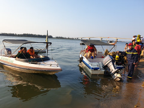 Vụ lật thuyền 5 người mất tích: Bí thư, chủ tịch Quảng Nam tới hiện trường - Ảnh 13.