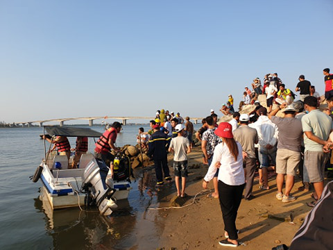 NÓNG: Lật thuyền trên sông Thu Bồn, 5 người đang mất tích - Ảnh 2.