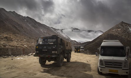 Trung Quốc, Ấn Độ đưa vũ khí hạng nặng đến khu vực tranh chấp - Ảnh 1.