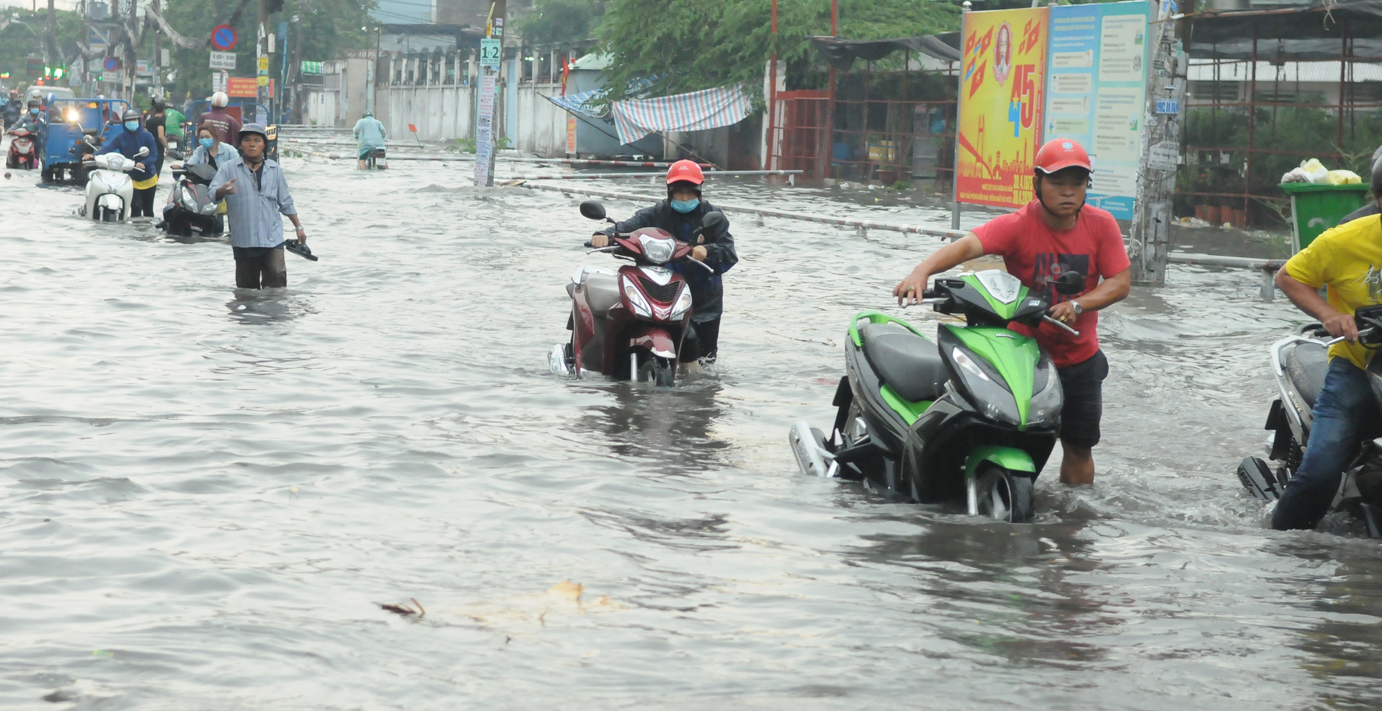 TP HCM mưa trên diện rộng, nhiều tuyến đường ngập sâu - Ảnh 1.