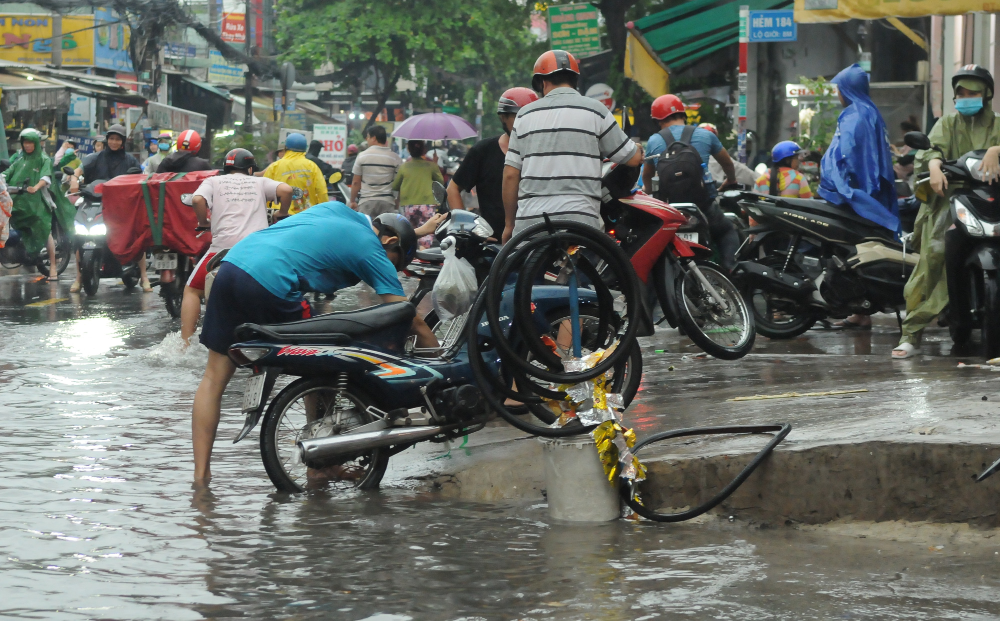 TP HCM mưa trên diện rộng, nhiều tuyến đường ngập sâu - Ảnh 5.