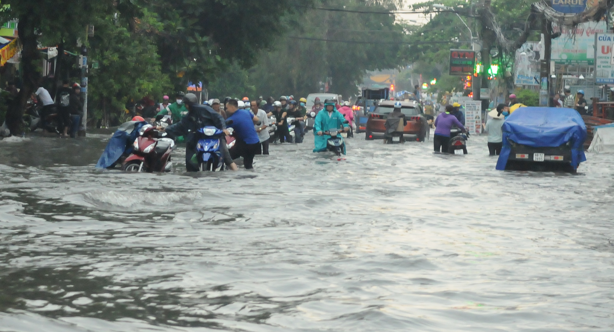 TP HCM mưa trên diện rộng, nhiều tuyến đường ngập sâu - Ảnh 4.