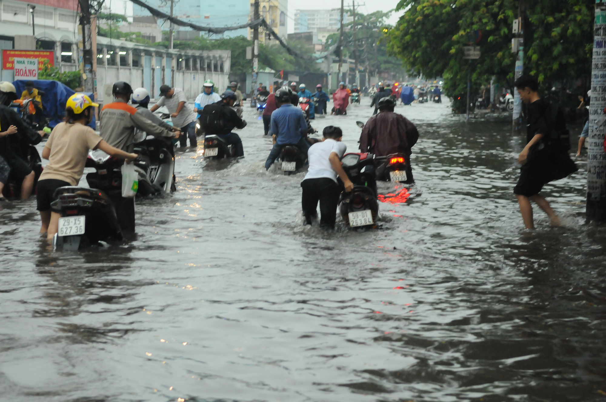 TP HCM mưa trên diện rộng, nhiều tuyến đường ngập sâu - Ảnh 3.