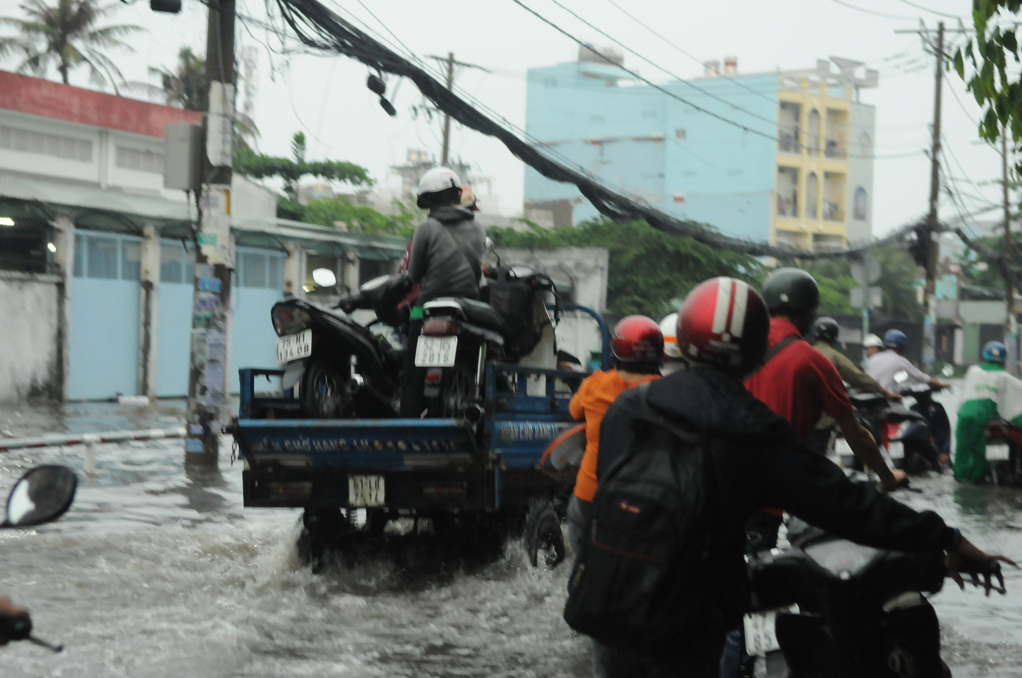 TP HCM mưa trên diện rộng, nhiều tuyến đường ngập sâu - Ảnh 8.