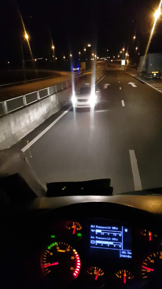 Xử phạt tài xế taxi chạy ngược chiều trên cao tốc Đà Nẵng – Quảng Ngãi - Ảnh 2.