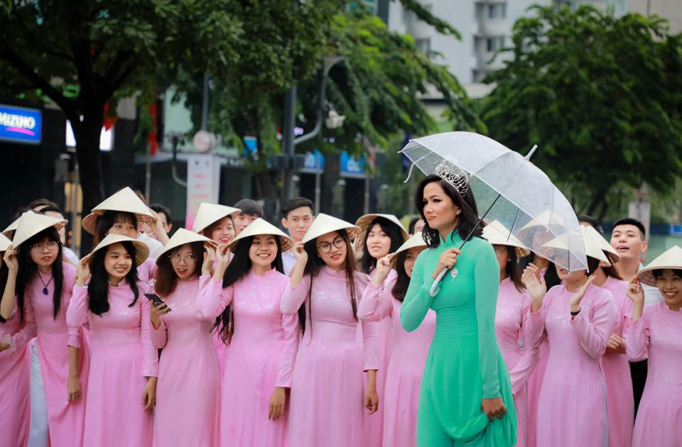 Hoa hậu H’Hen Niê mặc áo dài, đi chân trần quảng bá du lịch TP HCM - Ảnh 7.