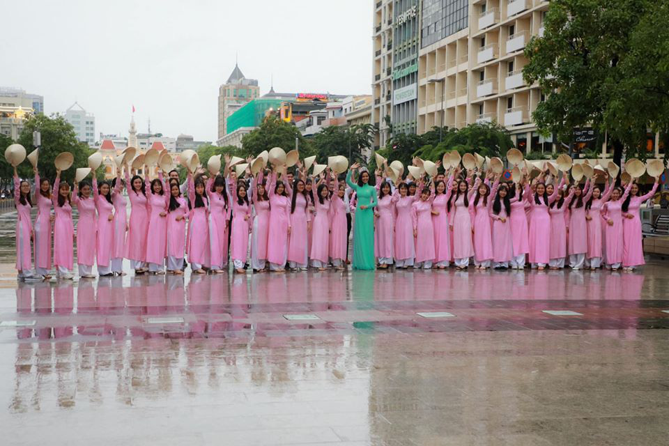 Hoa hậu H’Hen Niê mặc áo dài, đi chân trần quảng bá du lịch TP HCM - Ảnh 9.