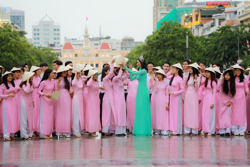 Hoa hậu H’Hen Niê mặc áo dài, đi chân trần quảng bá du lịch TP HCM - Ảnh 8.