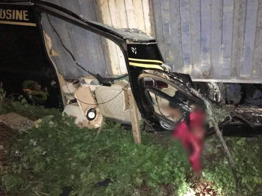 Tai nạn kinh hoàng xe container đè bẹp xe khách Limousine, 3 người tử vong - Ảnh 4.
