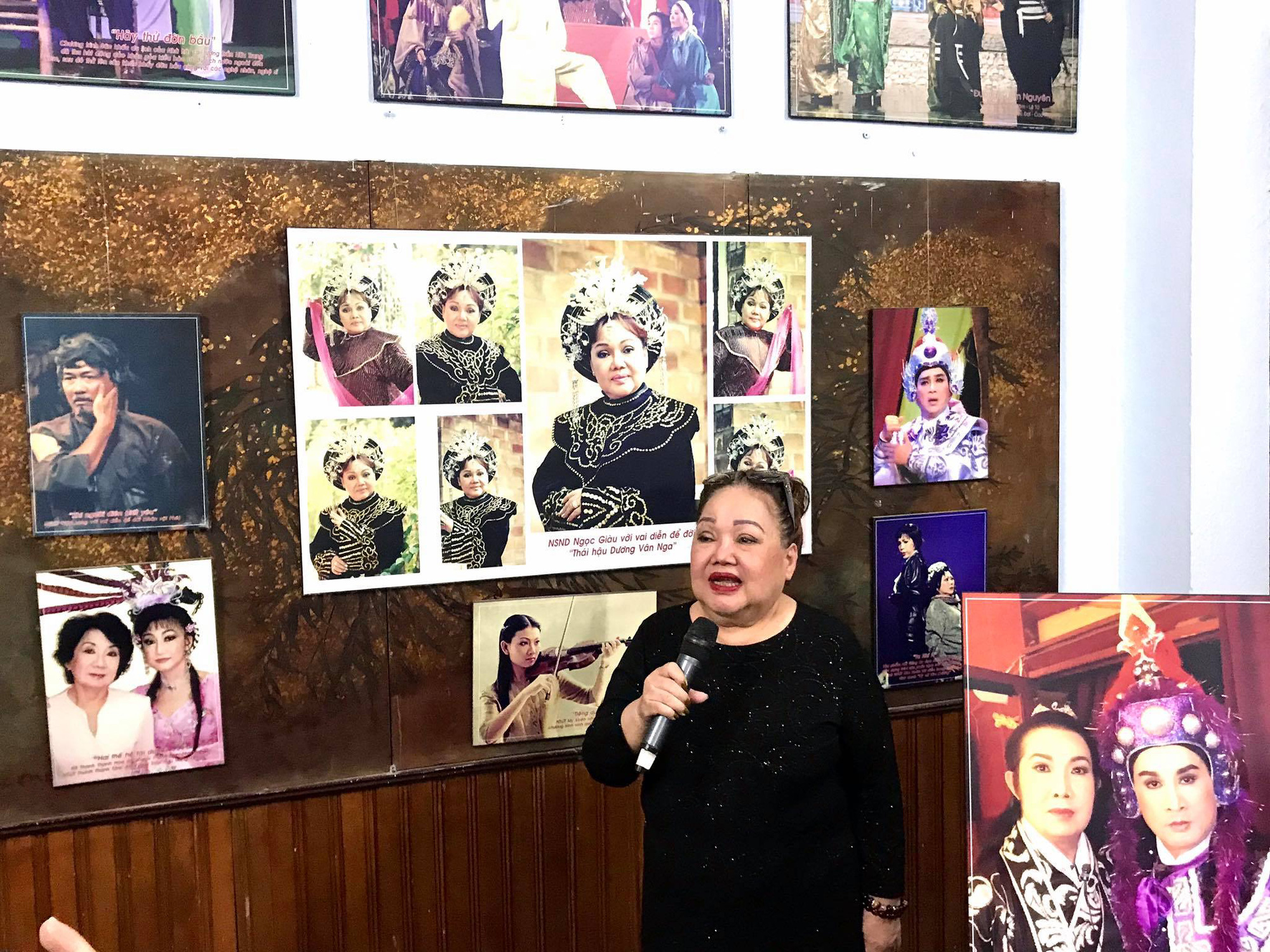 Kim Cương, Thành Lộc và đông nghệ sĩ ngôi sao đến với triển lãm Sắc màu sân khấu - Ảnh 4. Kim Cương, Thành Lộc và đông nghệ sĩ ngôi sao đến với triển lãm Sắc màu sân khấu - Ảnh 4.