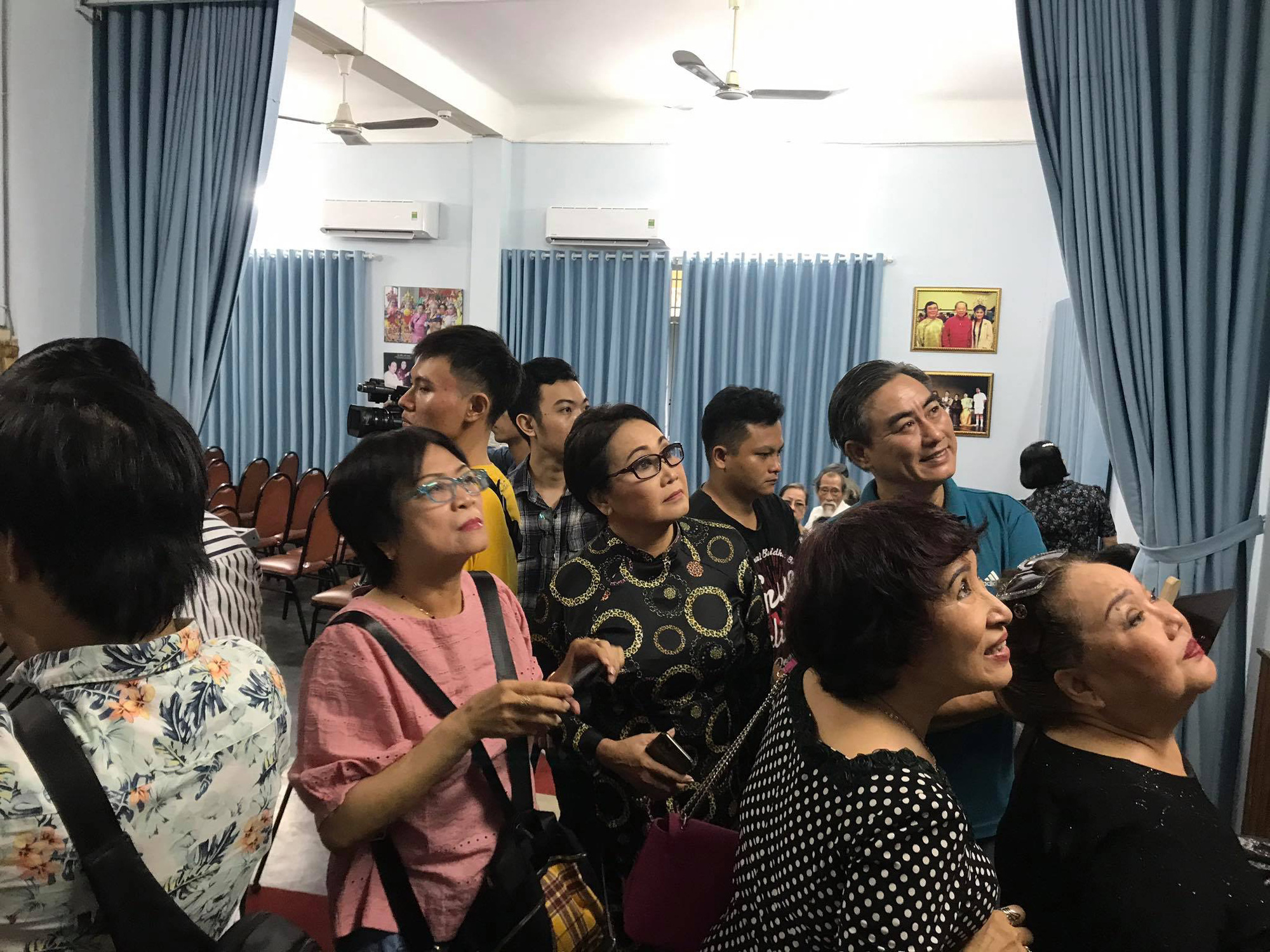 Kim Cương, Thành Lộc và đông nghệ sĩ ngôi sao đến với triển lãm Sắc màu sân khấu - Ảnh 8. Kim Cương, Thành Lộc và đông nghệ sĩ ngôi sao đến với triển lãm Sắc màu sân khấu - Ảnh 8.