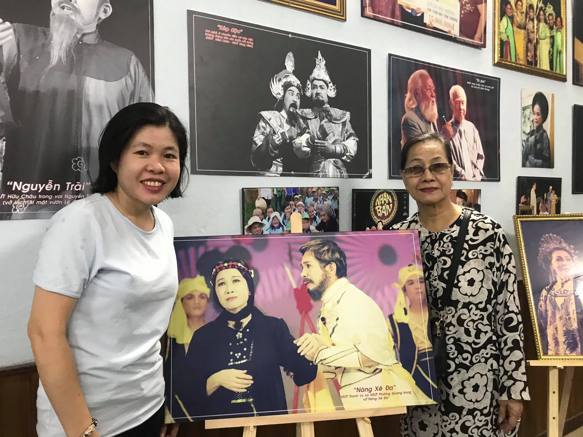 Kim Cương, Thành Lộc và đông nghệ sĩ ngôi sao đến với triển lãm Sắc màu sân khấu - Ảnh 5. Kim Cương, Thành Lộc và đông nghệ sĩ ngôi sao đến với triển lãm Sắc màu sân khấu - Ảnh 5.