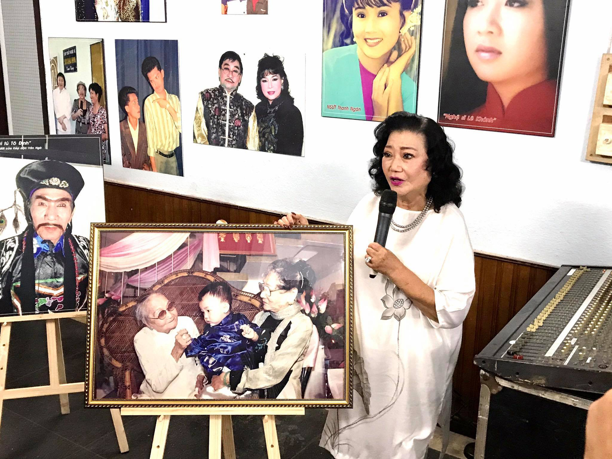 Kim Cương, Thành Lộc và đông nghệ sĩ ngôi sao đến với triển lãm Sắc màu sân khấu - Ảnh 1. Kim Cương, Thành Lộc và đông nghệ sĩ ngôi sao đến với triển lãm Sắc màu sân khấu - Ảnh 1.