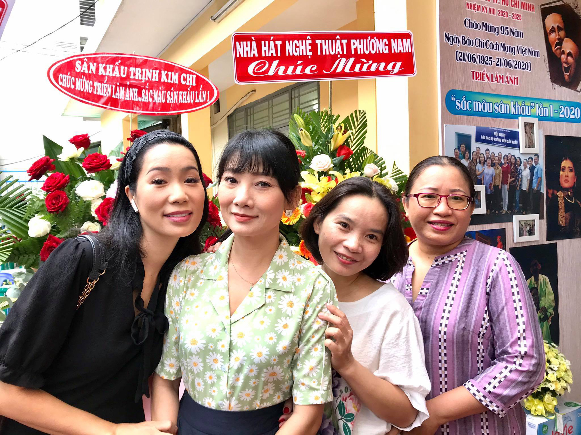 Kim Cương, Thành Lộc và đông nghệ sĩ ngôi sao đến với triển lãm Sắc màu sân khấu - Ảnh 10. Kim Cương, Thành Lộc và đông nghệ sĩ ngôi sao đến với triển lãm Sắc màu sân khấu - Ảnh 10.
