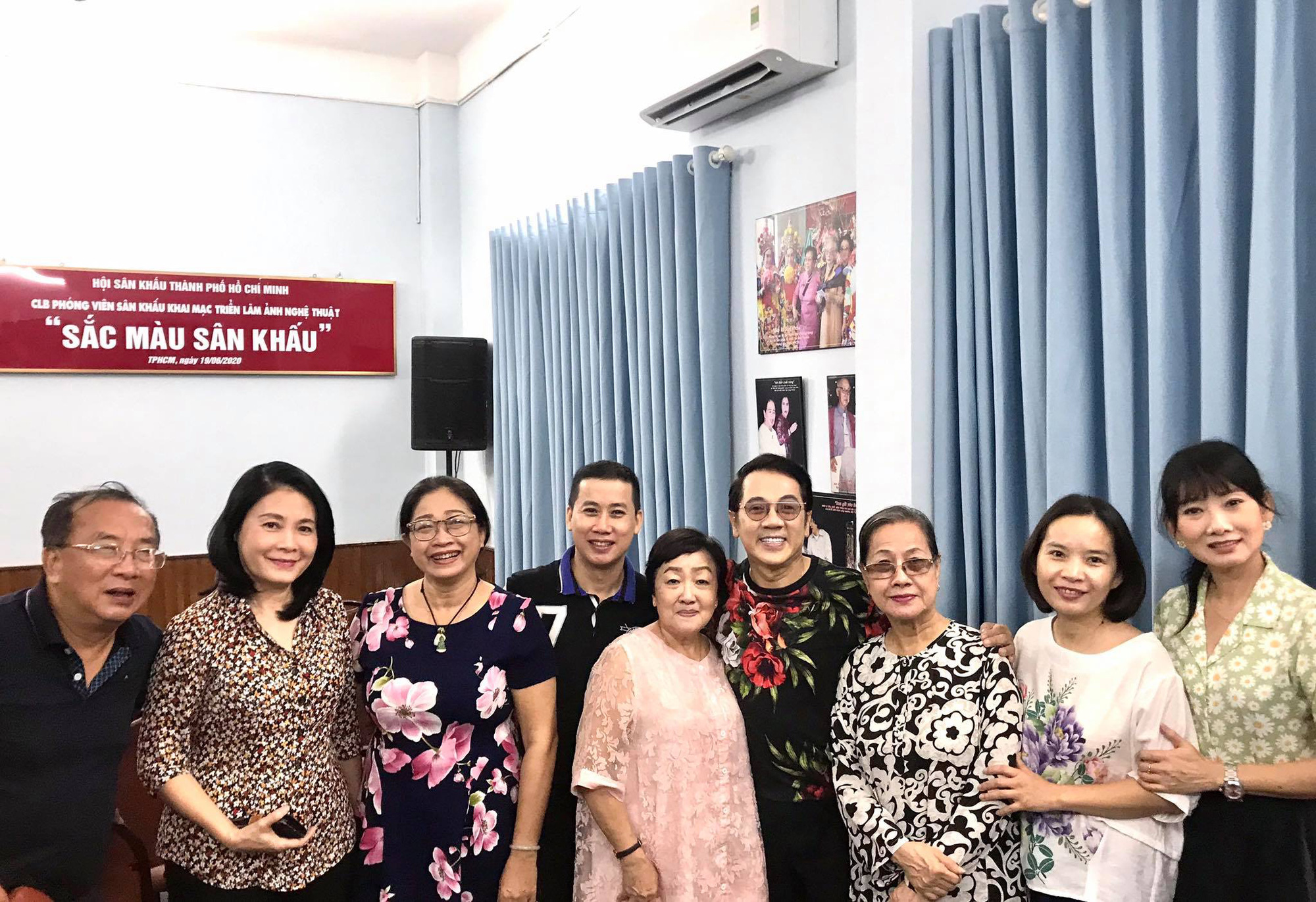 Kim Cương, Thành Lộc và đông nghệ sĩ ngôi sao đến với triển lãm Sắc màu sân khấu - Ảnh 9. Kim Cương, Thành Lộc và đông nghệ sĩ ngôi sao đến với triển lãm Sắc màu sân khấu - Ảnh 9.