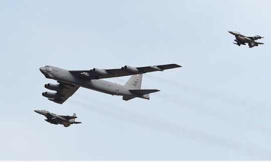 Lần thứ 3 máy bay ném bom B-52 Mỹ triển khai gần bán đảo Triều Tiên - Ảnh 1.
